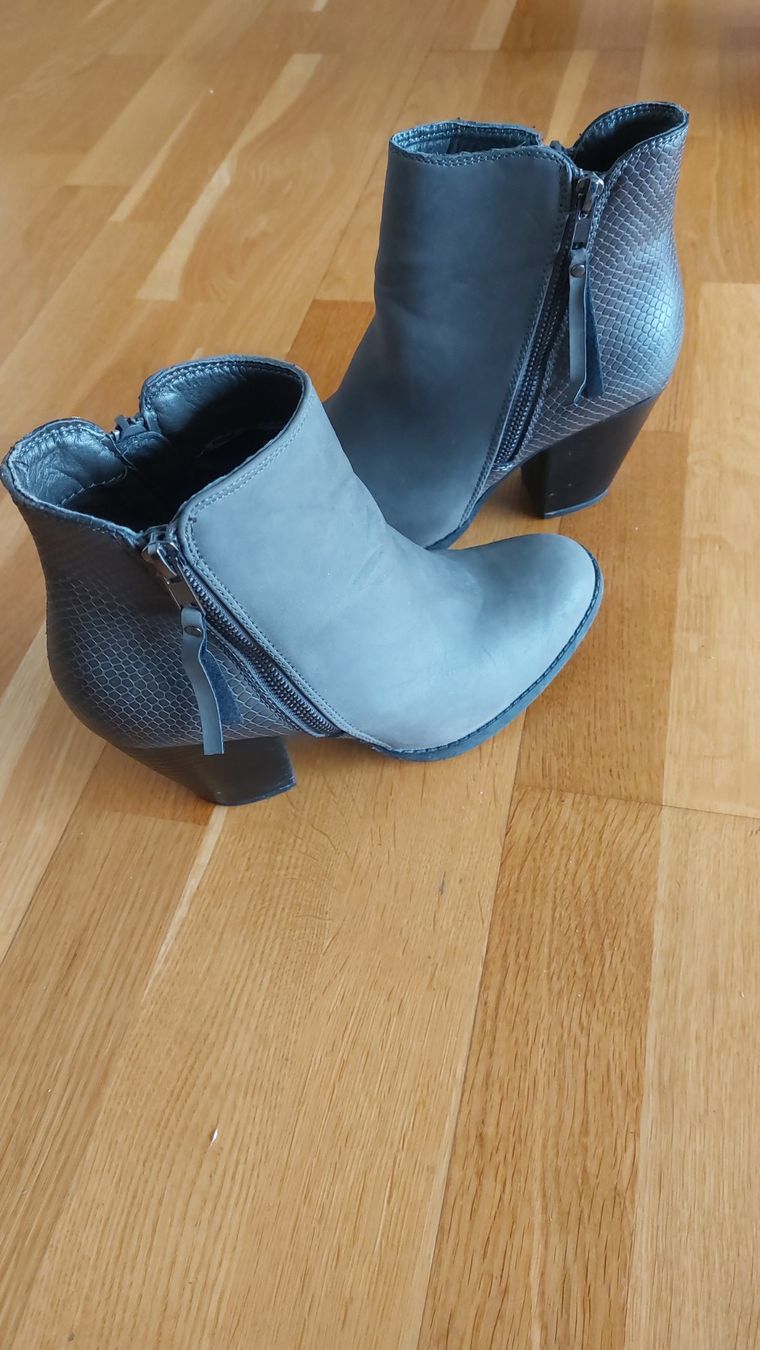 Damenschuhe: Graue Damen Stiefeletten, Grösse 39 – Gebraucht aus Chur von rushboard 2