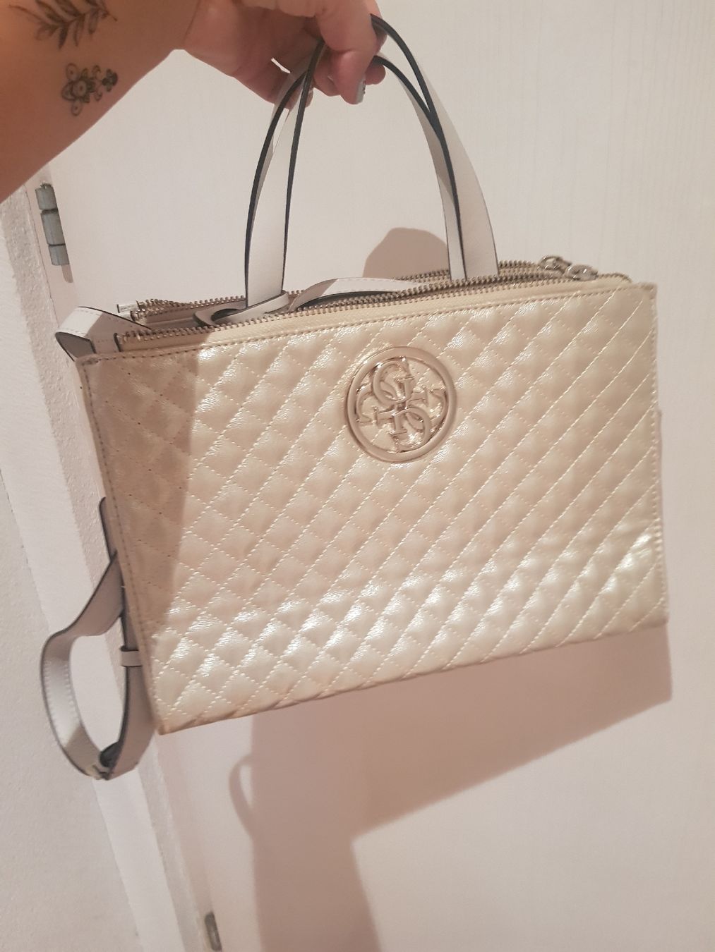 Guess Taschen für Damen: Damen Guess Tasche – Gebraucht aus Zihlschlacht von Sun25