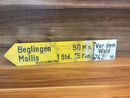 Altes Wanderwegschild Beglingen-Mollis Vor dem Wald