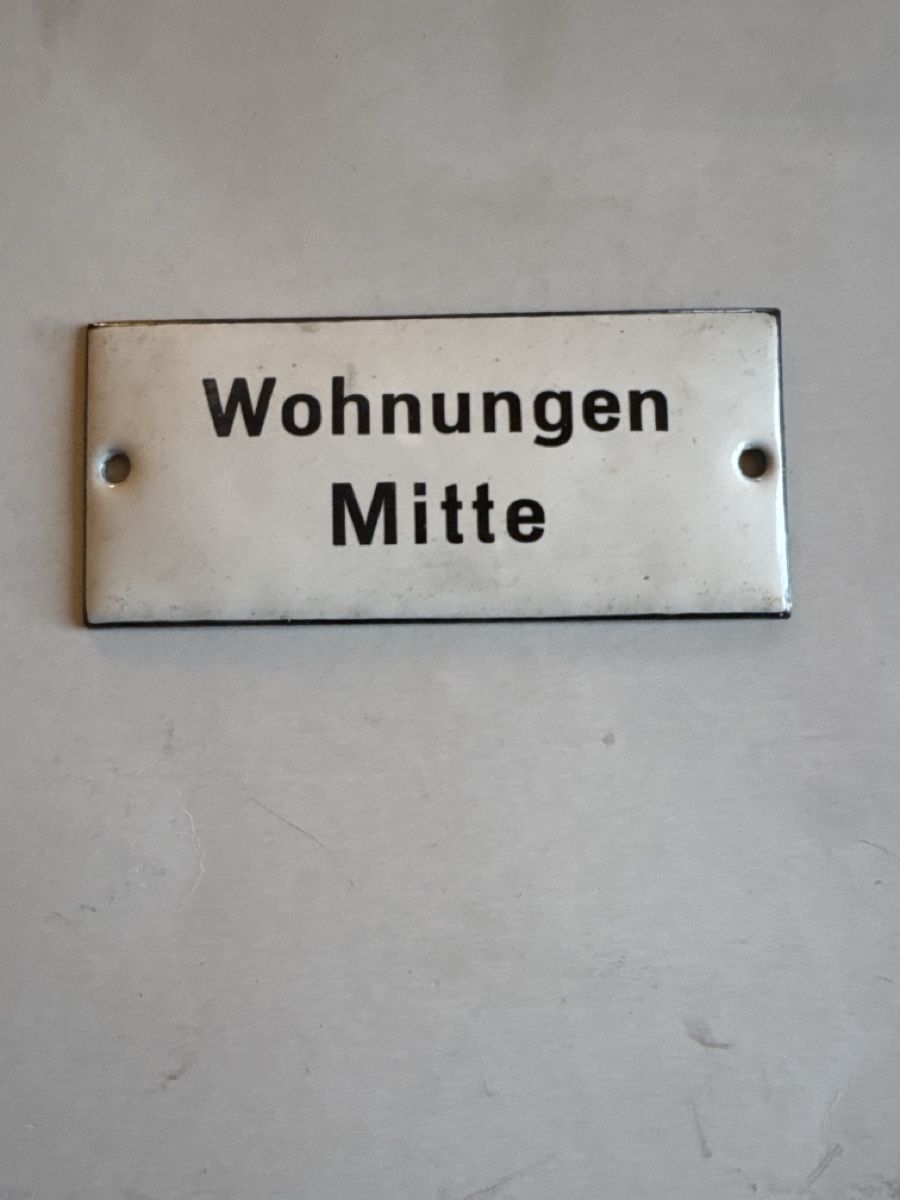 Insegne: E-Mail-Schild Wohnungen Mitte 4x9cm. – Usato da Mellingen venduto da Wupper