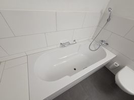 Badewanne weiss mit Armatur und Duschschlauch gebraucht