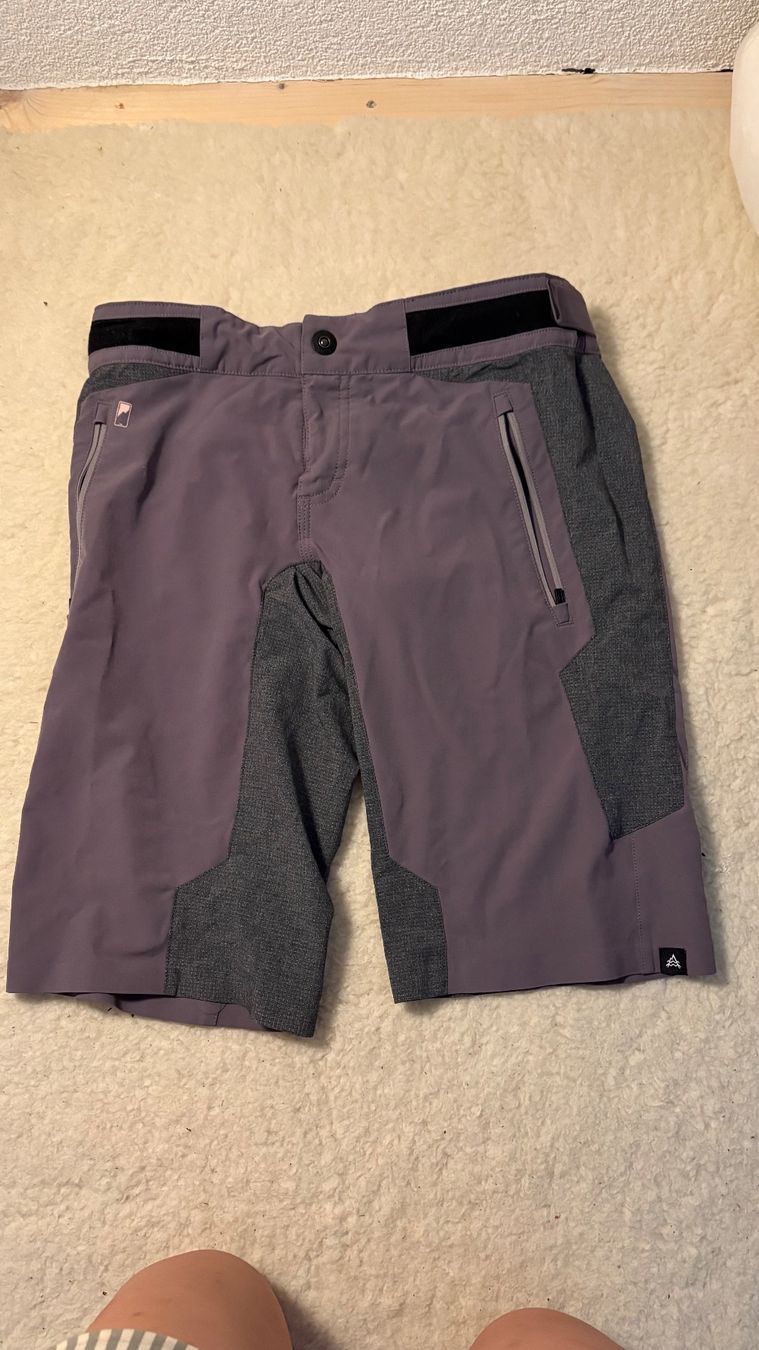 Pantalons: Bikeshorts von Ion – D'occasion à Laax GR par diana.zemp