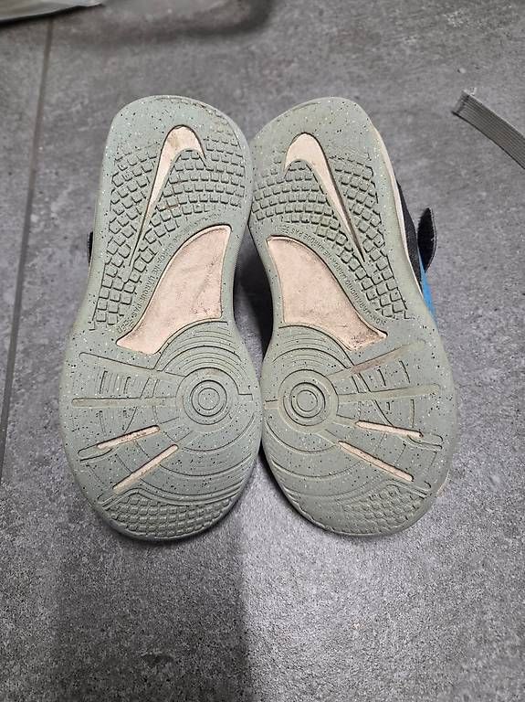 Scarpe per ragazzi: Nike Turnschuhe Grösse 29,5 – Usato da Rieden SG venduto da Yogu 1