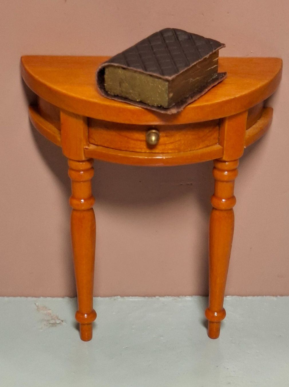Case e mobili per bambole: Miniatur Tisch mit Buch, Handarbeit, wahrsch. Reutter – Usato da Schlieren venduto da Svenja7 1