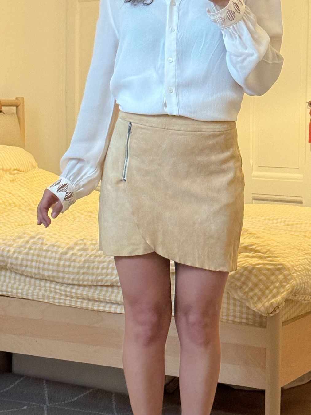 Gonne: Mini-jupe Alice + Olivia en daim – Usato da Geneve venduto da Salomevergne