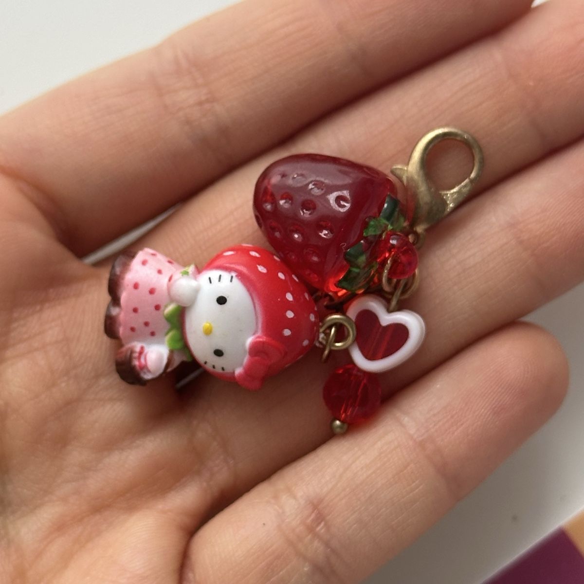 Sanrio Schlüsselanhänger & - bänder: Hello Kitty Sanrio Erdbeer Charms – Neu (gemäss Beschreibung) aus Givisiez von dor_xb9k 1