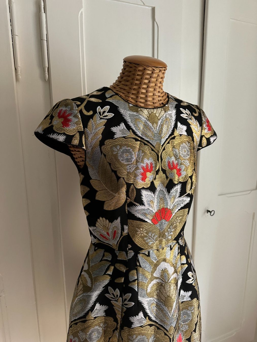 Ted Baker Robes: TED BAKER - Brokat Etuikleid schwarz gemustert XS – D'occasion à Zürich par Diazaio 1