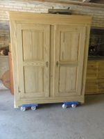 grosser antiker Tannen-Schrank