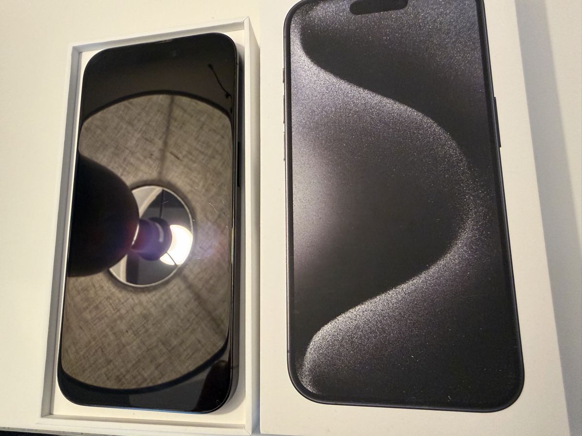 Apple Telefoni cellulari / Smartphones: iPhone 15 pro, 1TB, black titanium – Usato da Bern venduto da Saeim 1