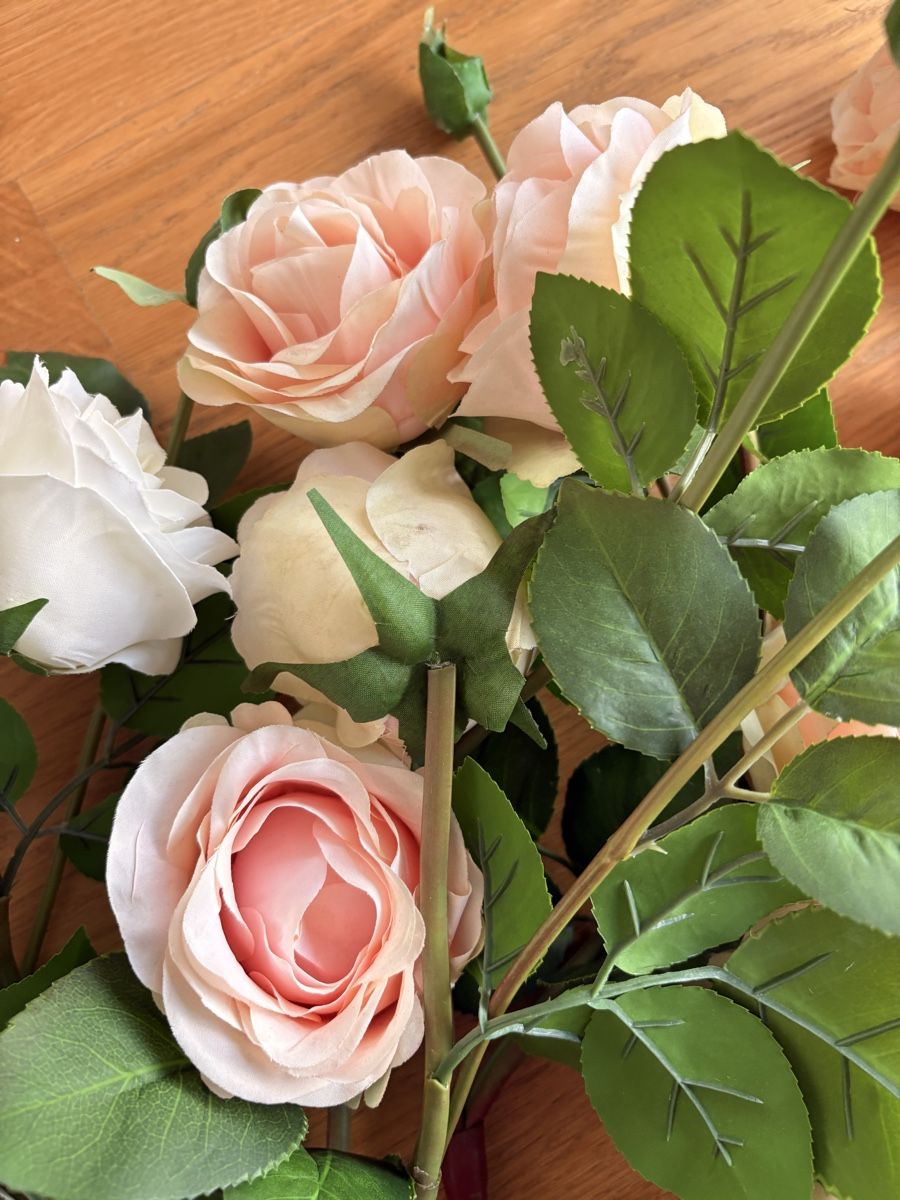 Alle Dekorationen: Artificial Rose Stems - Pink/White – Neu (gemäss Beschreibung) aus Oberengstringen von tal_t5f9 4