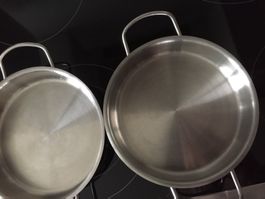 2 kleine Edelstahl Pfännchen mit Henkel Durchmesser 17 cm.