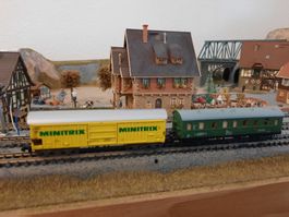 2 hübsche Minitrixwagen, Bauzug- 13061 & Güterwagen 13280