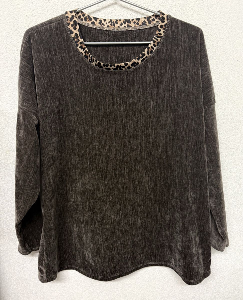 Maglioni & Felpe: Samtpullover XL braun mit Leo-Ausschnitt, Grösse XL – Nuovo (secondo la descrizione) da Lyss venduto da Sibella56