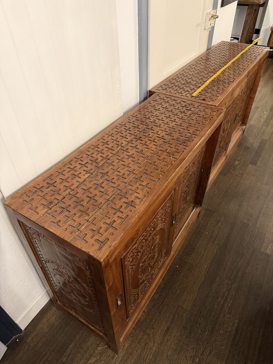 Cassettiere: Holzkommode / Sideboard mit aufwendigen Schnitzereien – Usato da Strengelbach venduto da KW. 1