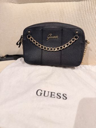 GUESS Umhängetasche schwarz – goldene Kette