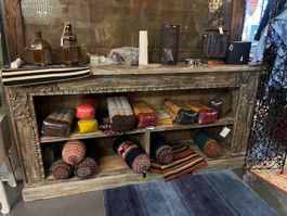 Massives Holzregal mit Ornamentverzierungen | LIQUIDATIONSVE