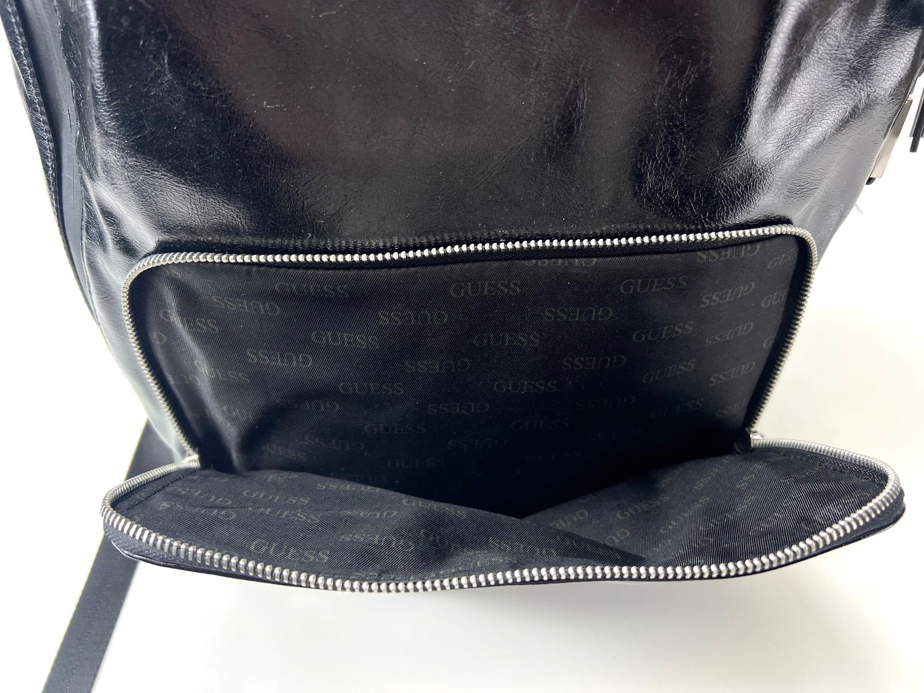 Guess Zaini: GUESS Compact Solid Rucksack (Schwarz) – Usato da Zürich venduto da Arche_Brockenhaus 4