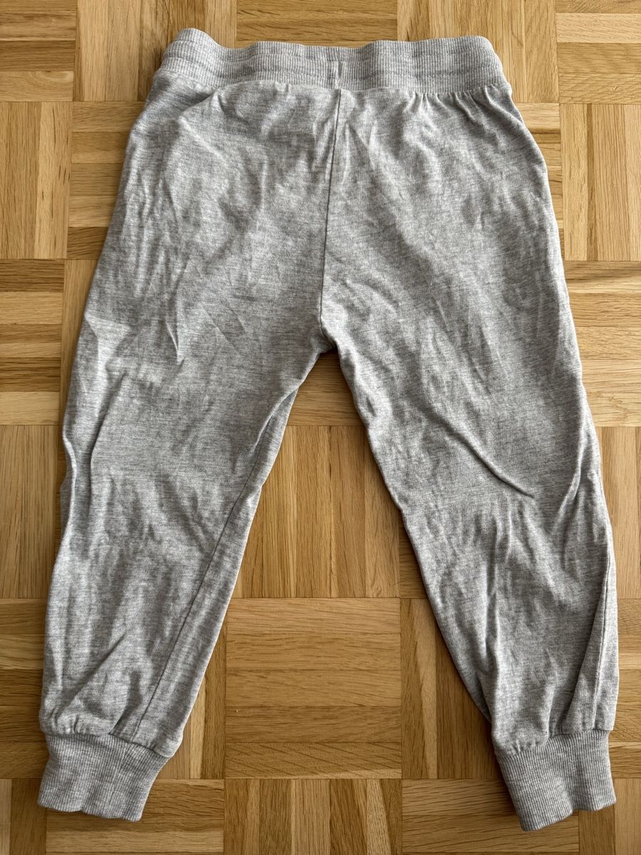 H&M Pantalons: H&M Jogginghose, grau, Gr. 104 – D'occasion à St. Gallen par kara_24 1
