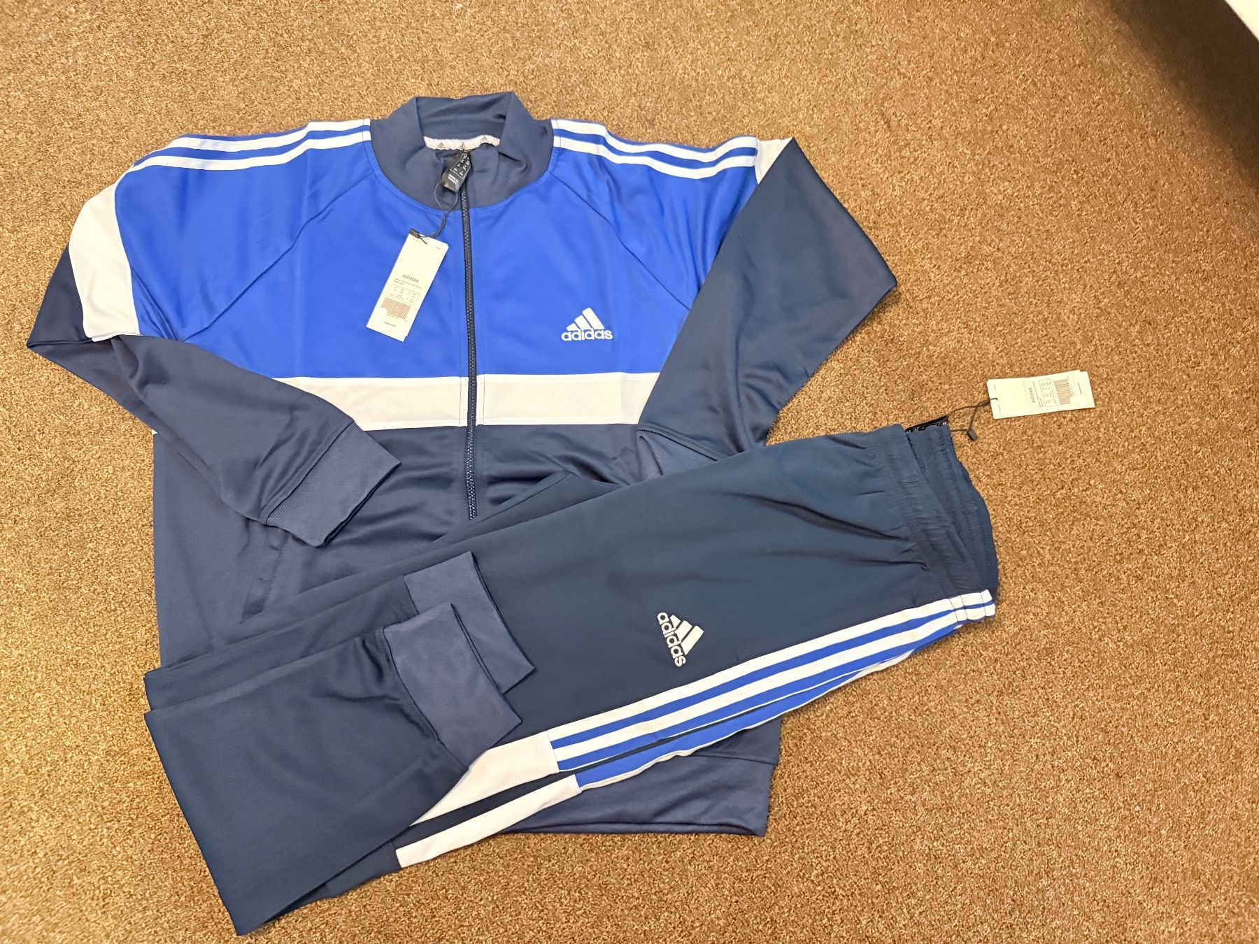 Adidas Tute: Neue Adidas Trainingsanzug / Tracksuite M – Nuovo e nell'imballaggio originale da Breganzona venduto da chaftab83