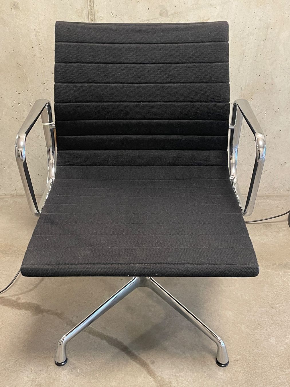 Vitra Sessel: Eames Aluchair EA 108 schwarz – Gebraucht aus Zürich von starch.studio