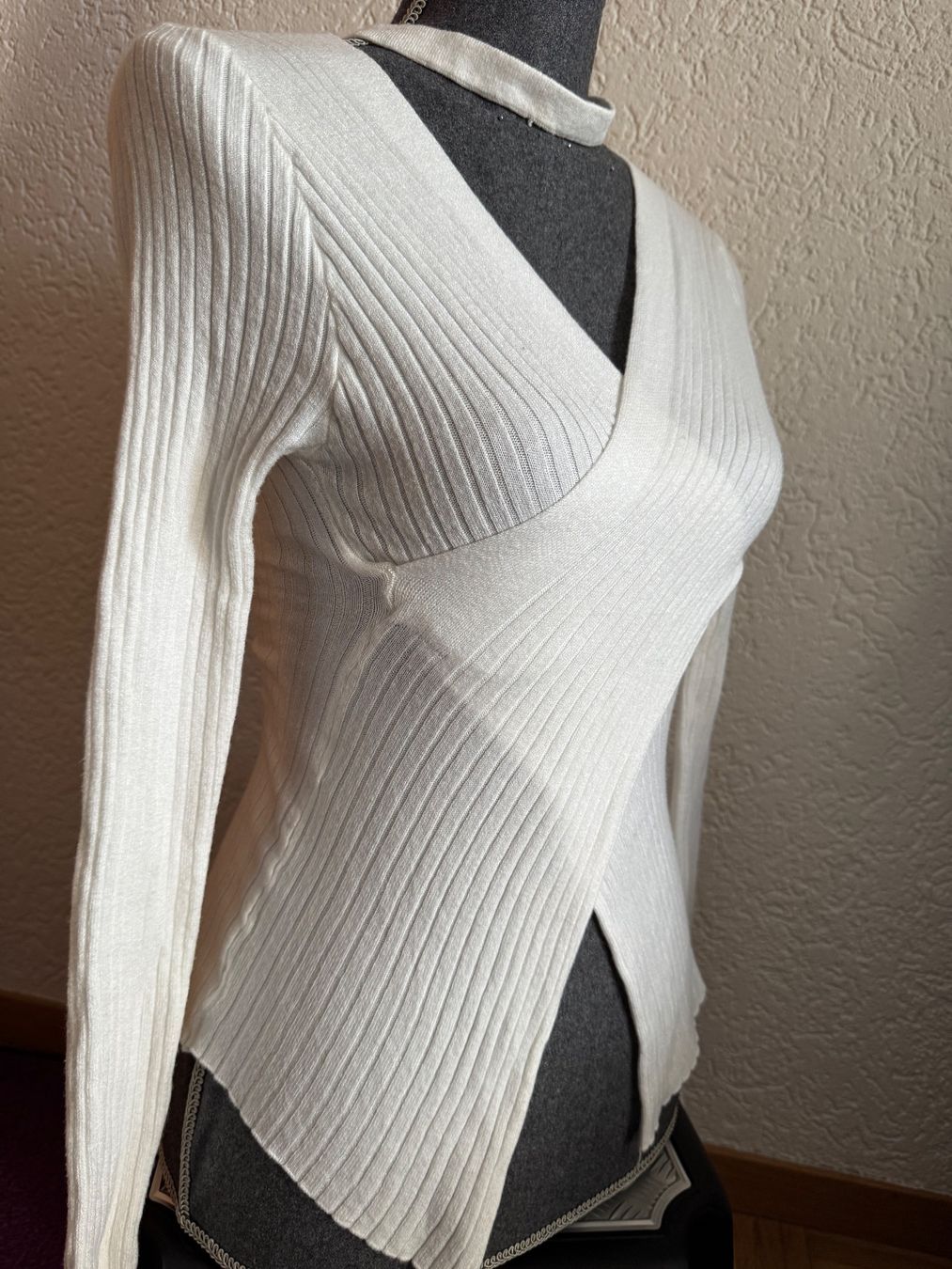 Maglioni & Felpe: Weisser Strickpullover mit speziellem Schnitt, Gr XS – Usato da Frenkendorf venduto da Style365 1