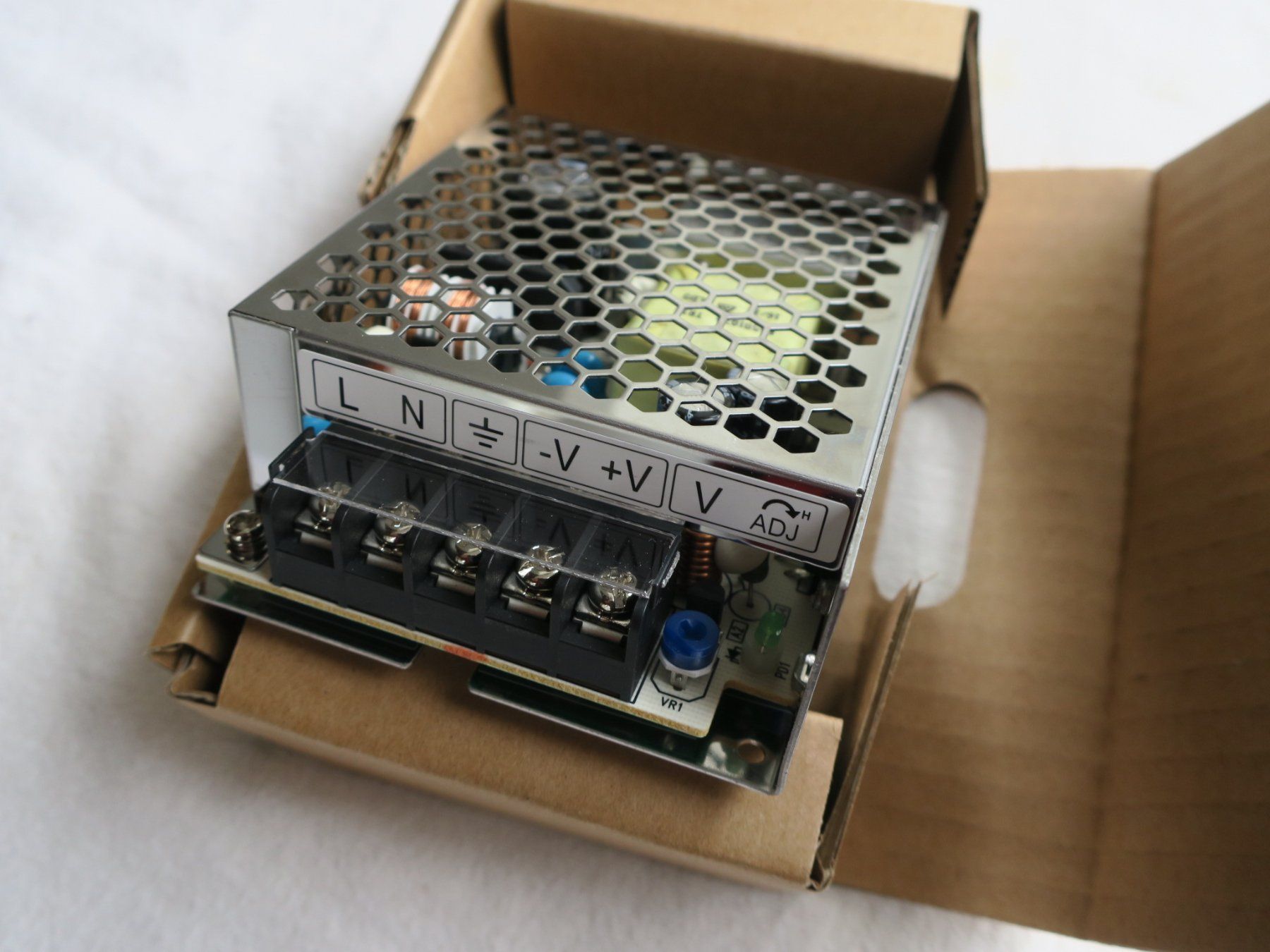Composants électroniques: Netzteil  100-240 V / 12 Volt DC – Neuf (Voir description) à Oberdorf NW par hewi52