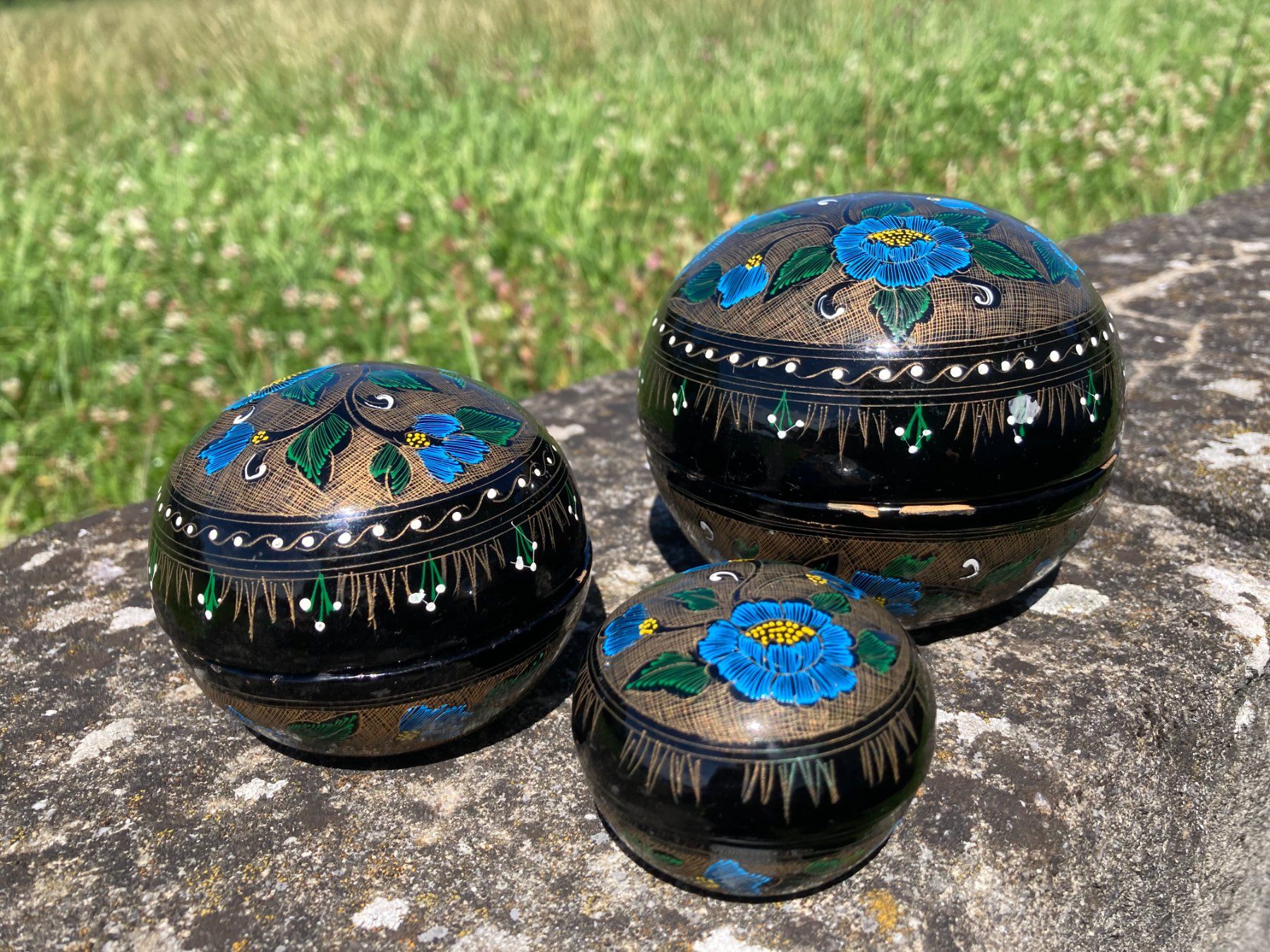Tutte le decorazioni: 3 Schwarzlackdose Schmuckdöschen Holz handbemalt – Usato da Subingen venduto da ArtBead 1