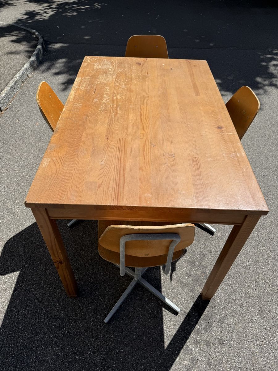 Set de table et chaises: Holztischisch mit 4 Embru Stühle gebraucht – D'occasion à dietikon par fernando011 1