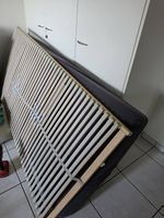 Bett 90x200 mit zwei Schubladen.