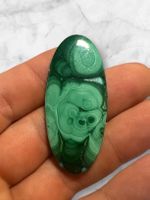 Malachit Cabochon mit hypnotisierenden Mustern, 50ct