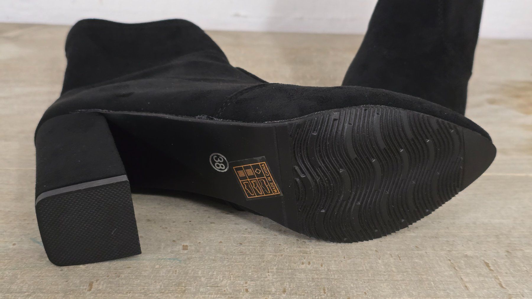 Scarpe da donna: Schwarze Ankle Boots - 38 - mit Blockabsatz – Nuovo (secondo la descrizione) da Thalwil venduto da VitaMini 5