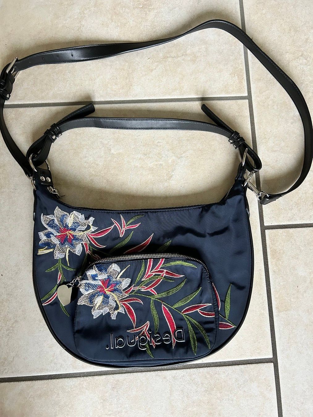 Desigual Borse da donna: DESIGUAL Tasche blau mit Stickerei, Unhängen oder Hand – Nuovo (secondo la descrizione) da Cugnasco venduto da isolaverde
