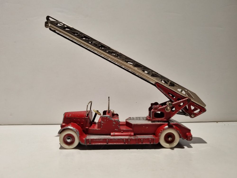 311) dinky toys français d'origine voiture pompiers Delahaye 32D , au