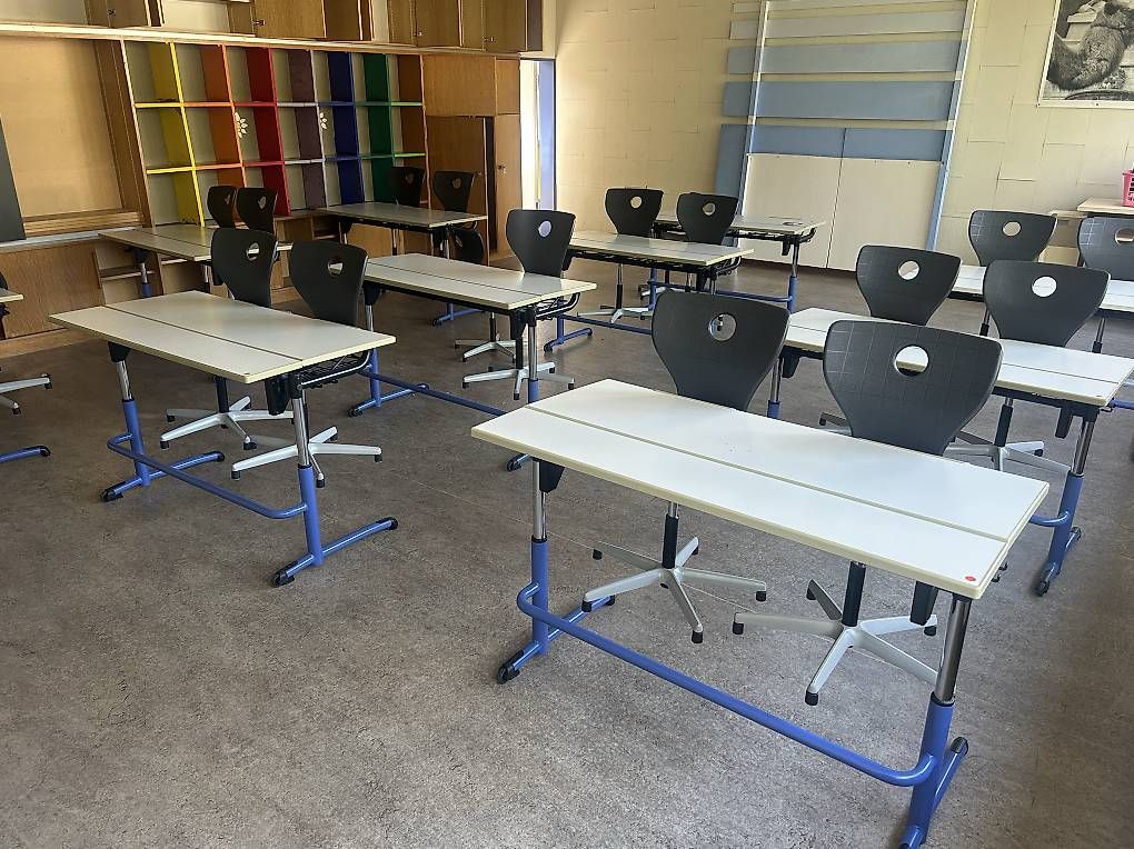 Bureaux: Schulpulte mit Stühlen – D'occasion à Stans par Benzen 1