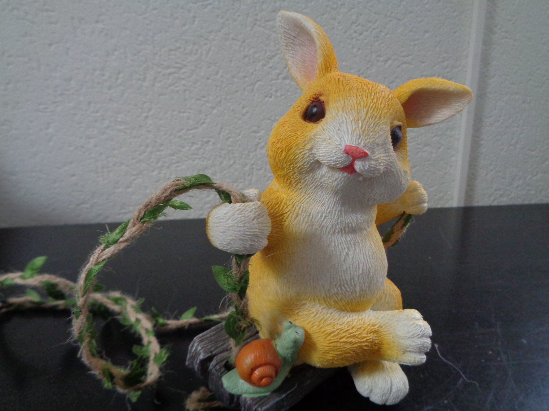 Statuette: Hase auf Schaukel (16.5 cm) – Nuovo e nell'imballaggio originale da Langenbruck venduto da Gumsi