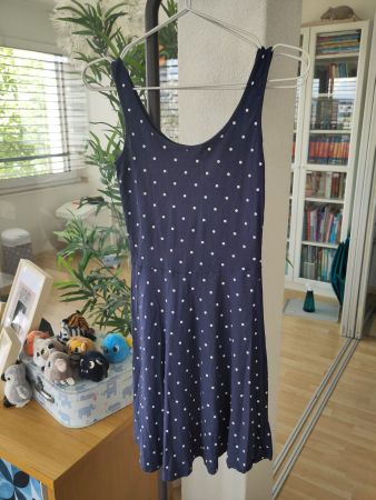 Kleid dunkelblau mit weissen Punkten Grösse XS