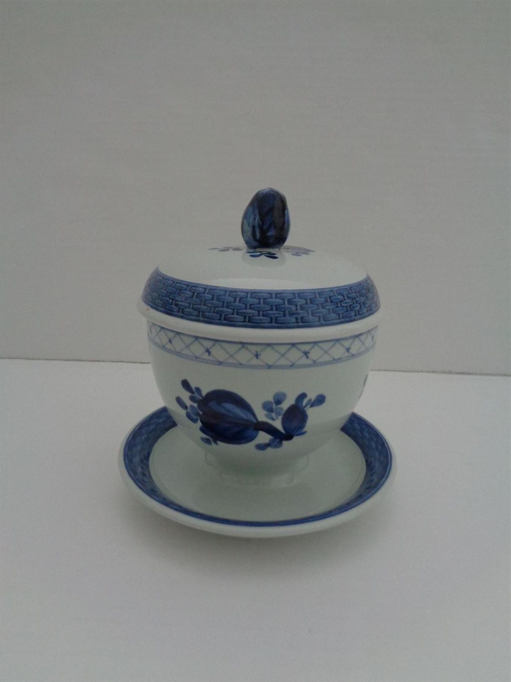 Royal Copenhagen Schalen: Keramik Sauciere Copenhagen Aluminia – Gebraucht aus Chur von omonia 2
