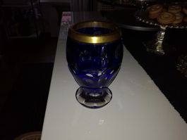 BLAUES POKALGLAS MIT GOLDRAND