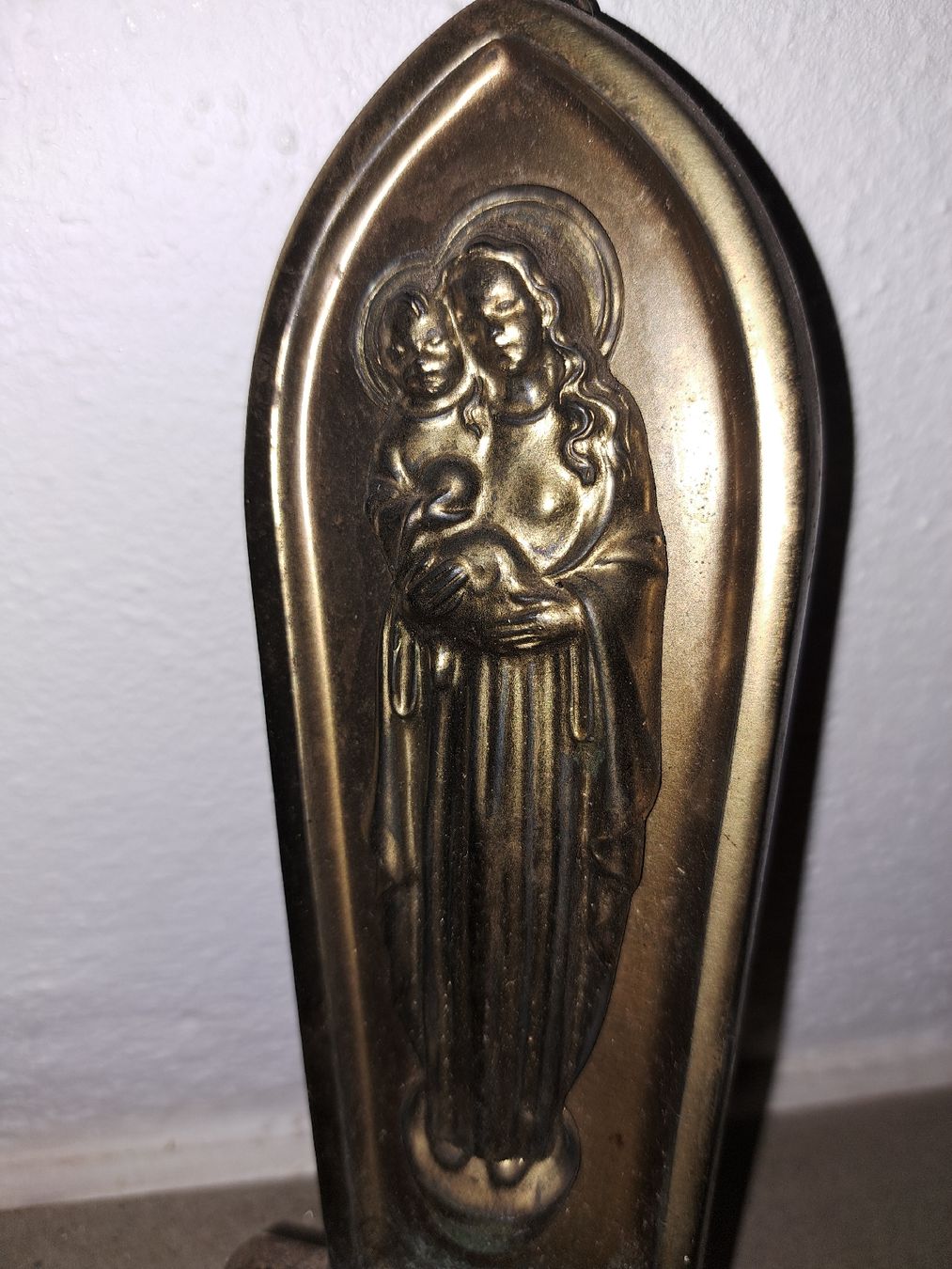 Statuette: Alte Weihwasserschale aus Messing, Mutter Gottes.  – Usato da Kölliken venduto da Upcycling-by-Mc-TAM