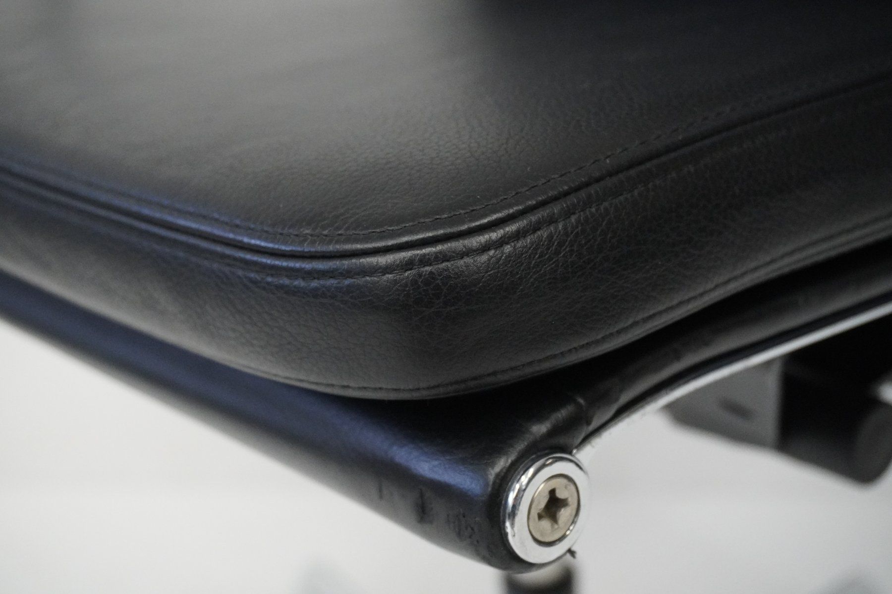 Vitra Sedie: Designklassiker Vitra Eames Soft Pad EA219 Leder schwarz – Usato da Bad Zurzach venduto da QLASSIQ 9