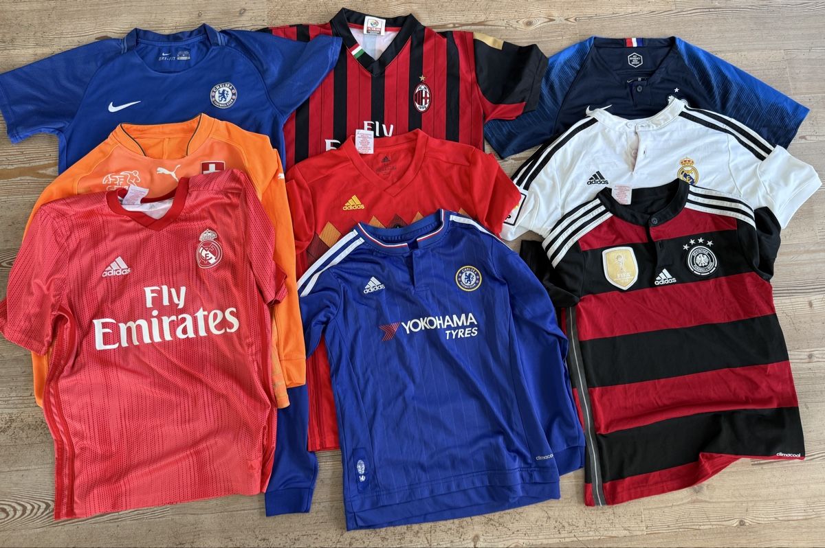 Lotti & Set di vestiti: Kinder-Fussballtrikots – Usato da Langnau i. E. venduto da Blacky690