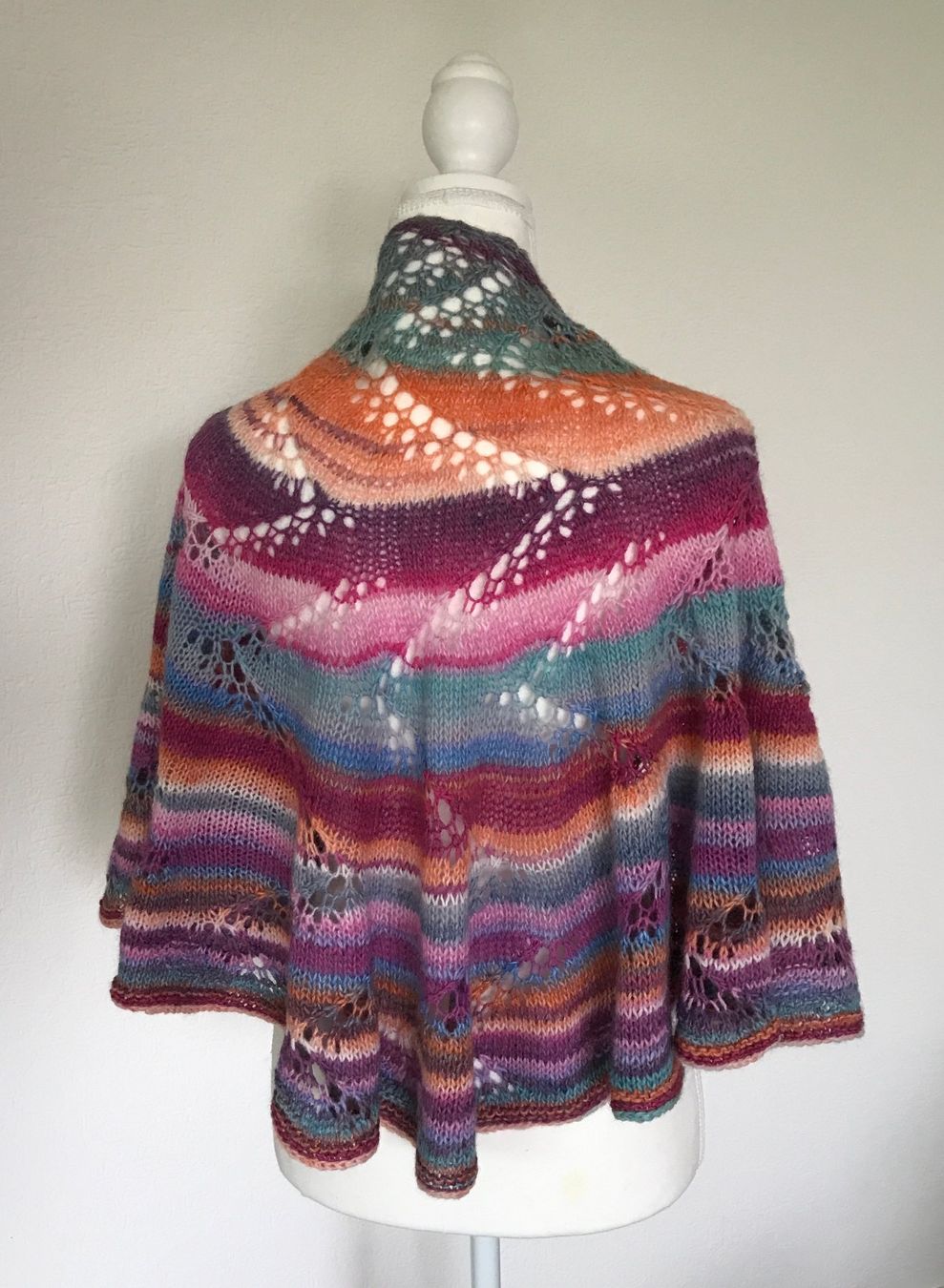 Altro in Moda donna: Cape - halbrundes Tuch - handgestrickt – Nuovo e nell'imballaggio originale da Riniken venduto da einfach-so 1