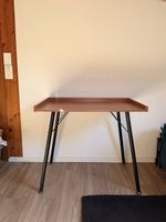 Büro Tisch in Holz Optik mit Stahl Beinen.