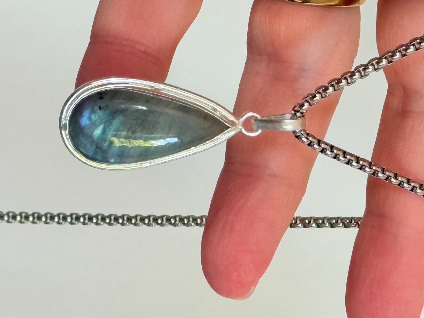 Ketten: Pendentif Larme en Labradorite - Bijou Unique! – Neu und originalverpackt aus Genève von AWWA 1