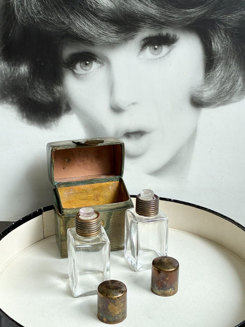 Flaconi: Vintage Reiseetui mit 2 Parfumflacons – Usato da Kloten venduto da Nephty 4