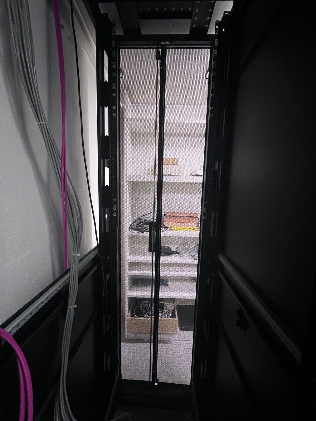 Apc Racks & Cavalletti: Serverschrank APC 48HE schwarz – Usato da Zürich venduto da wme_n5yf 3