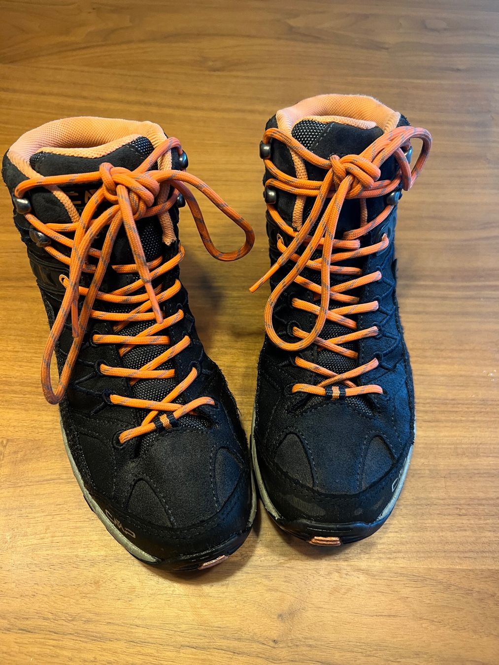 Scarpe per ragazzi: Wanderschuhe in der Gr. 37 – Usato da Stäfa venduto da Gugliotta