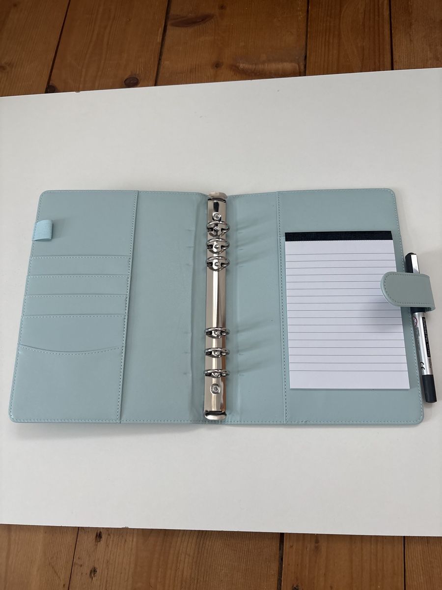 Blocchi: Hellblauer A5 Notizbuch-Organizer mit Stift - Neuwertig – Nuovo (secondo la descrizione) da Münchwilen TG venduto da BBJO 1