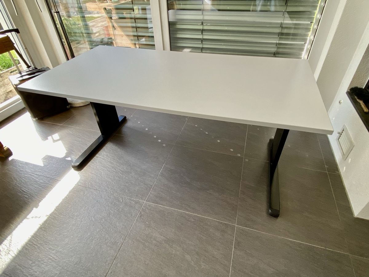 Schreibtische: Bürotisch, Arbeitstisch, gross & massiv – Gebraucht aus Murten von Defender10 3