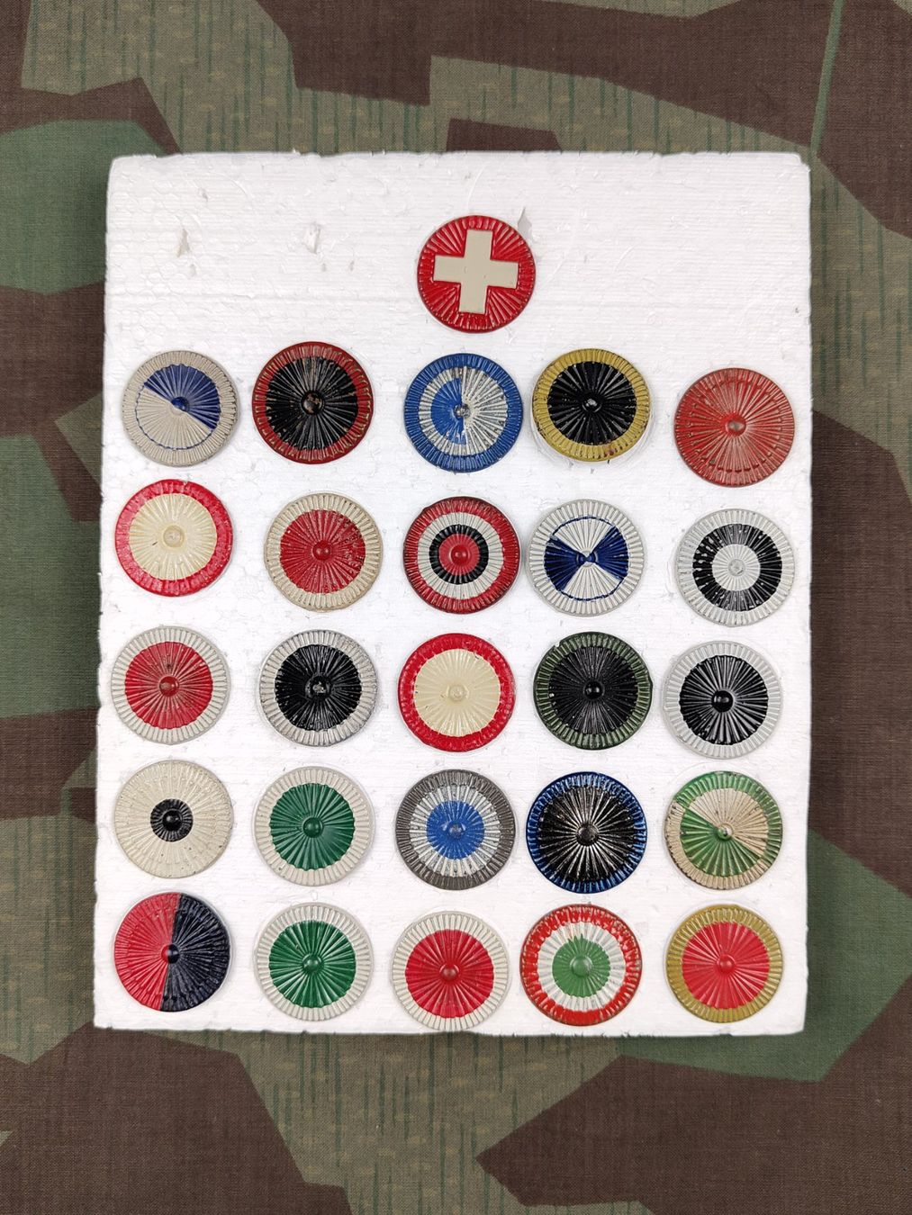 Schweizer Armee Placchette & Badge: Kokarden zu Tschako Ord. 1898 Set – Usato da Bauma venduto da SwissMilitaria